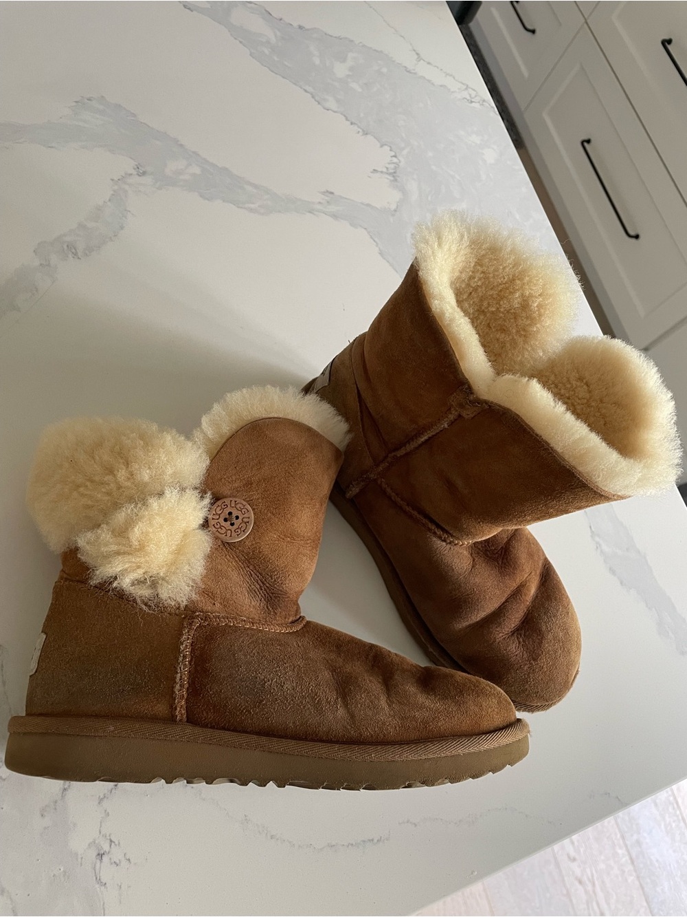 UGG Boots Women UGG Bailey
Button II Sheepskin Winter Boots
- Chestnut